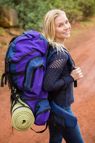 Caminhante olhando para a câmera — Fotografia de Stock