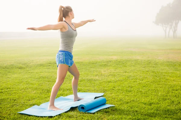 Blondin gör yoga på träningsmatta — Stockfoto