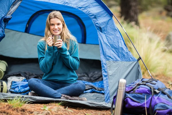 Bella escursionista seduto in una tenda — Foto Stock