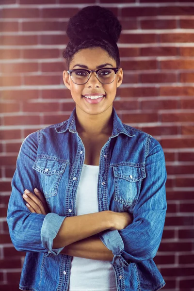 Magnífico hipster con el brazo cruzado posando — Foto de Stock