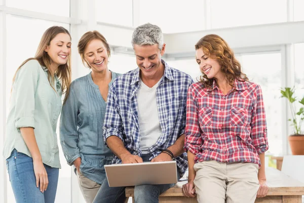 Equipe de negócios casual ter uma reunião usando laptop — Fotografia de Stock