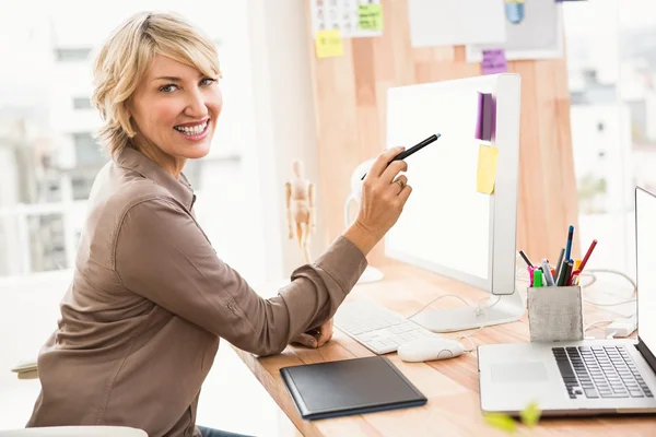 Sorrindo designer casual trabalhando — Fotografia de Stock