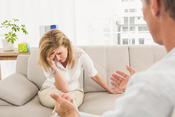 Kvinna sitter på soffan och pratar med terapeut — Stockfoto