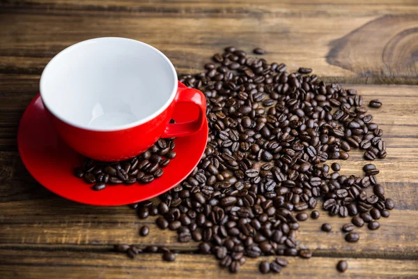 Bohnen auf einem Tisch mit Tasse — Stockfoto