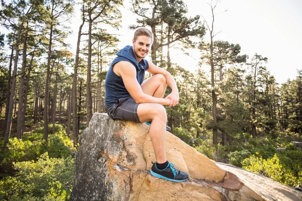 Joggerin sitzt auf Felsen — Stockfoto