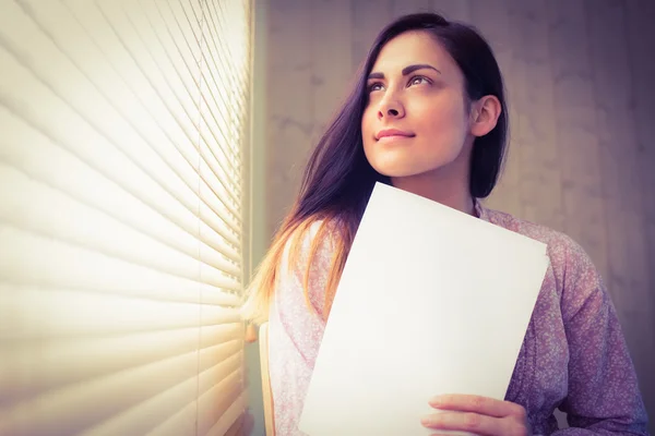 Brunette lezen van documenten — Stockfoto