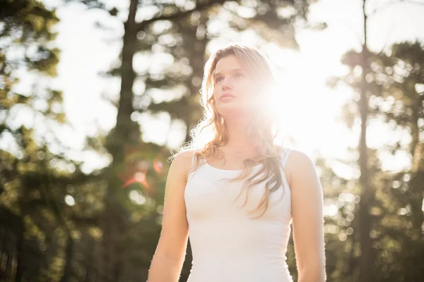 Junge Joggerin schaut sich etwas an — Stockfoto