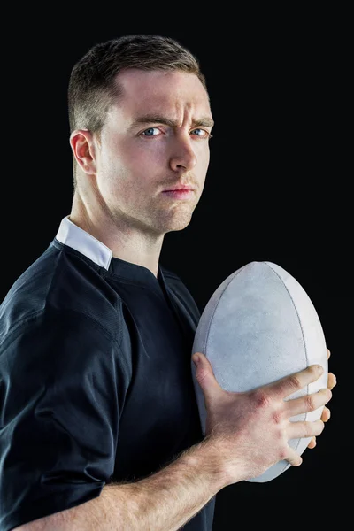 Jogador de rugby segurando uma bola de rugby — Fotografia de Stock