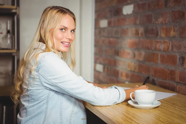 Blondin skriva på papper — Stockfoto