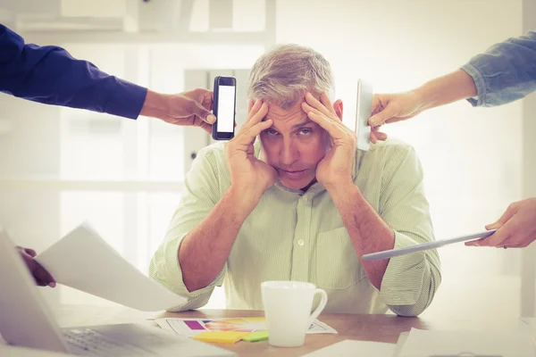 Överspända affärsman med händerna på huvudet — Stockfoto