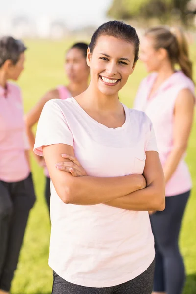 Lächelnde Brünette in rosa — Stockfoto