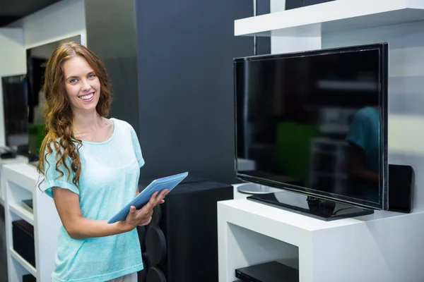 Женщина делает покупки для нового телевидения — стоковое фото