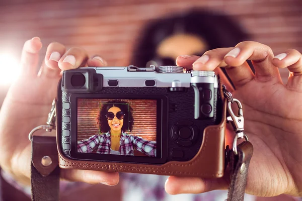 Attraente hipster scattare selfie — Foto Stock