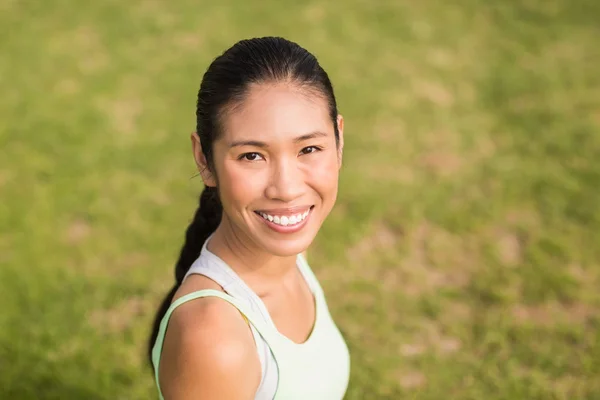 Sportliche Frau blickt in Kamera — Stockfoto