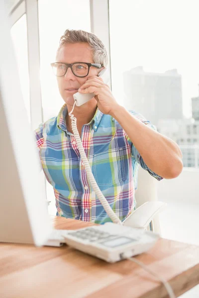 Casual zakenman met een telefoongesprek — Stockfoto