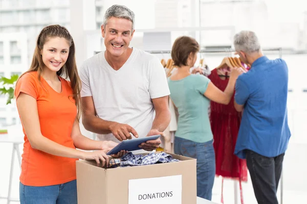 Colleghi d'affari con scatola di donazione — Foto Stock