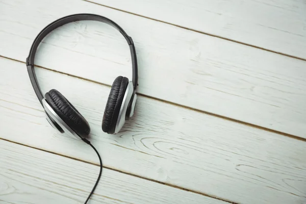 Mesa branca com fones de ouvido — Fotografia de Stock