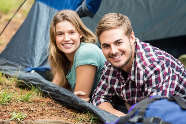 Coppia felice sdraiata in una tenda — Foto Stock