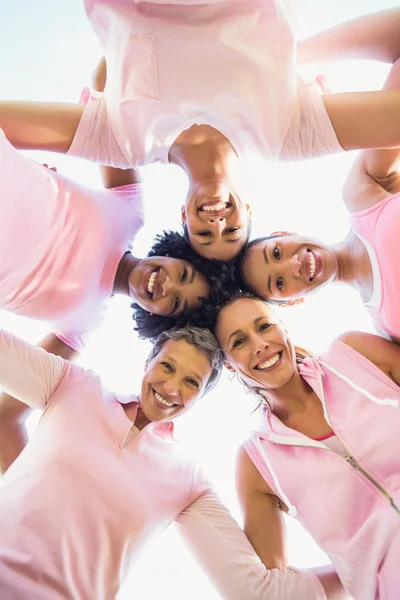 Frauen mit herumliegenden Armen — Stockfoto