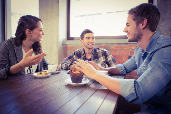 Amigos conversando e desfrutando de café — Fotografia de Stock