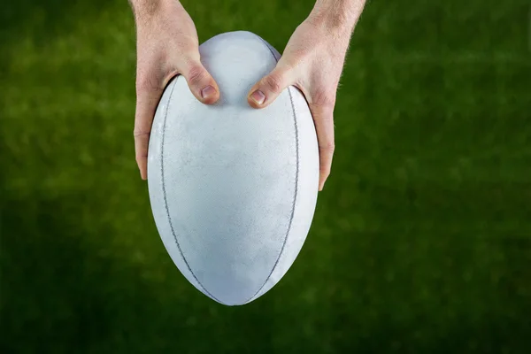 Jogador de rugby pegando uma bola de rugby — Fotografia de Stock