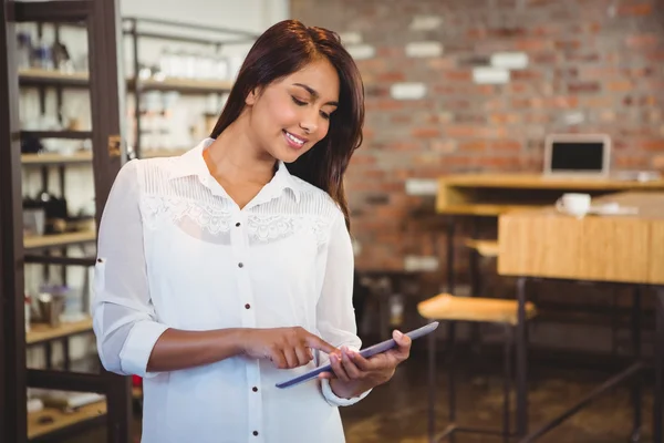 Empresaria sosteniendo una tableta — Foto de Stock