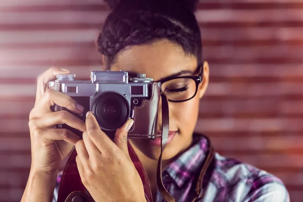 Jovem hipster tirando uma foto — Fotografia de Stock