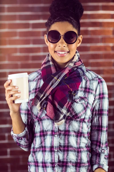 Hipster innehar en kopp kaffe — Stockfoto