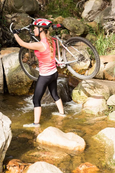 Atlet s její horské kolo — Stock fotografie
