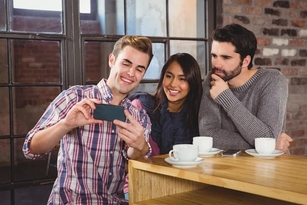 Vänner tittar på en smartphone — Stockfoto