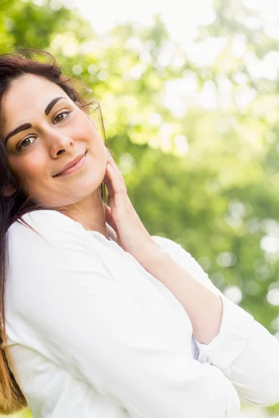 Beautiful brunette in the park — Stock Photo, Image