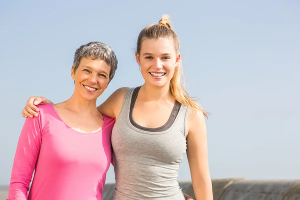 Sporty mãe e filha sorrindo — Fotografia de Stock