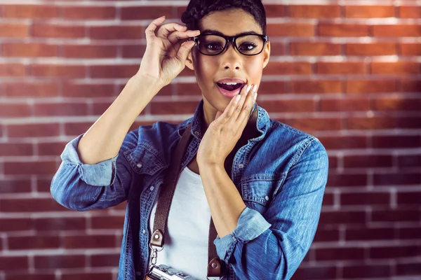 Hipster posando con gafas — Foto de Stock