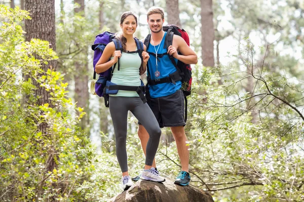 Escursionisti felici arrampicata — Foto Stock