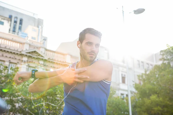 Knappe atleet warming-up — Stockfoto