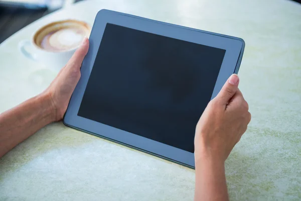 Frau benutzt Tablet — Stockfoto