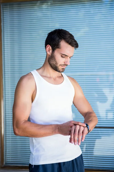 Atleta controllo orologio frequenza cardiaca — Foto Stock