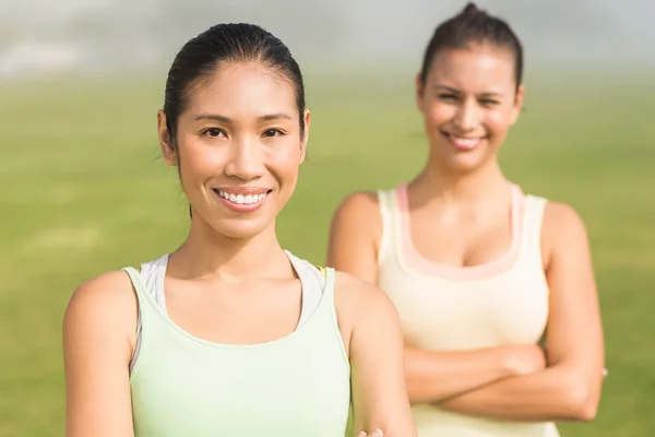 Donne con le braccia incrociate — Foto Stock