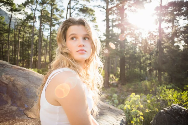 Jonge jogger op zoek naar iets — Stockfoto