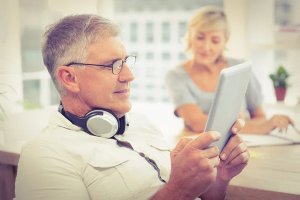 Zakenman kijken naar zijn Tablet PC — Stockfoto