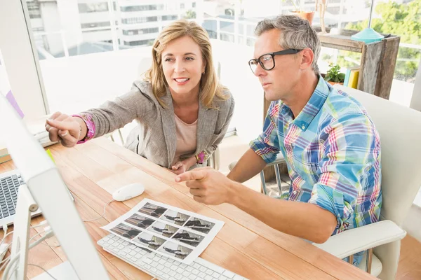 Creatief ontwerpteam samenwerken op computer — Stockfoto