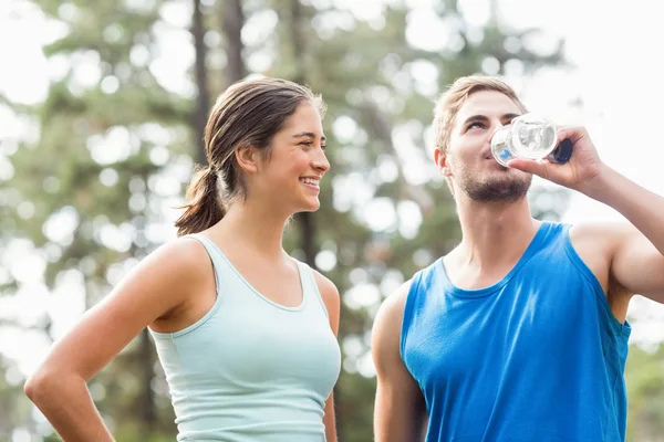 Happy joggers bebiendo agua — Foto de Stock