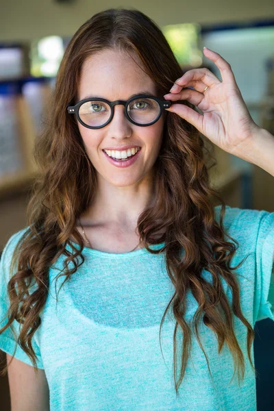 Žena nakupování pro nové brýle — Stock fotografie