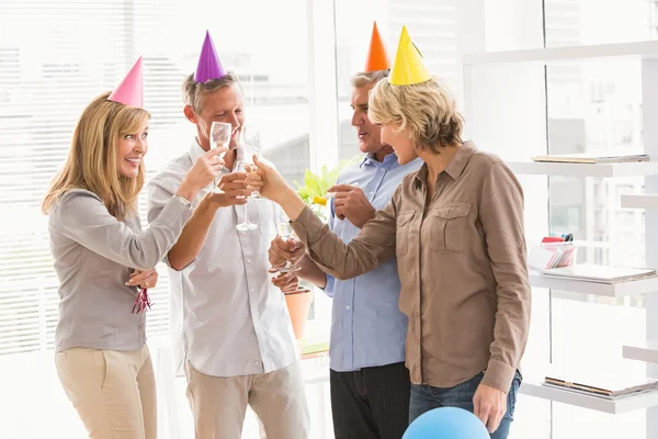 Casual zakenmensen roosteren — Stockfoto