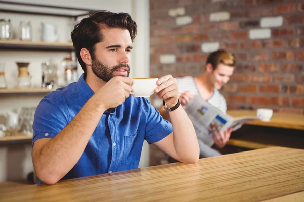 Hombre preocupado bebiendo un café —  Fotos de Stock
