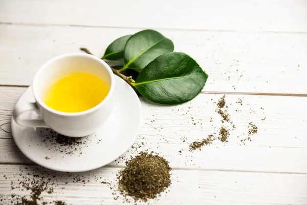 Чашка травяного чая на столе — стоковое фото