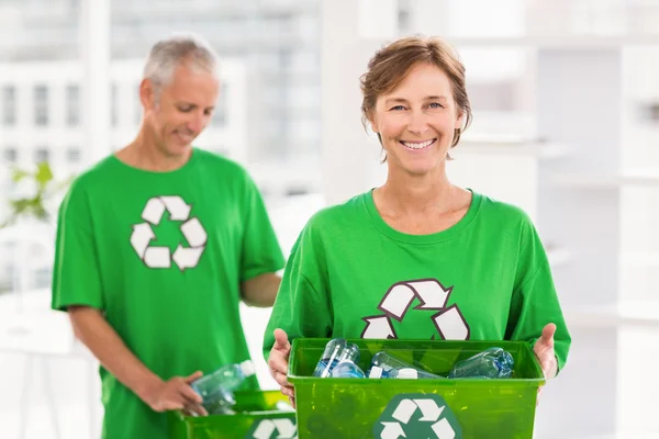 Vrouw bedrijf recycling vak — Stockfoto