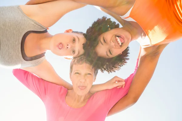 Sportliche Frauen mit Armen um den Hals — Stockfoto