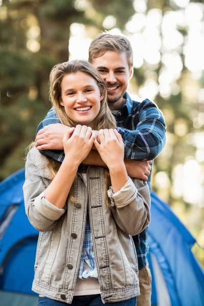 Casal campista olhando para a câmera — Fotografia de Stock