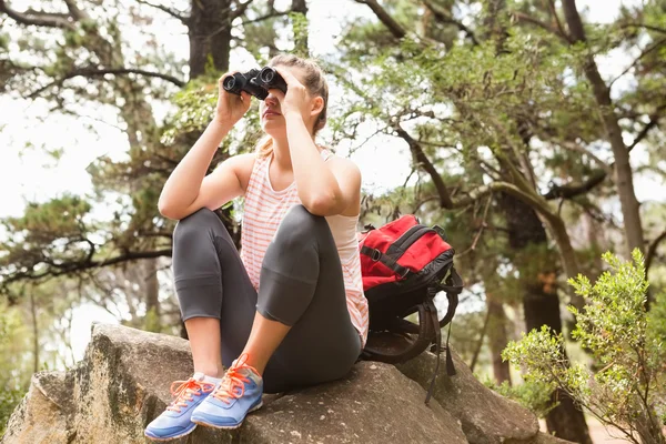 Blonde hiker sitting on rock — Stock Photo, Image